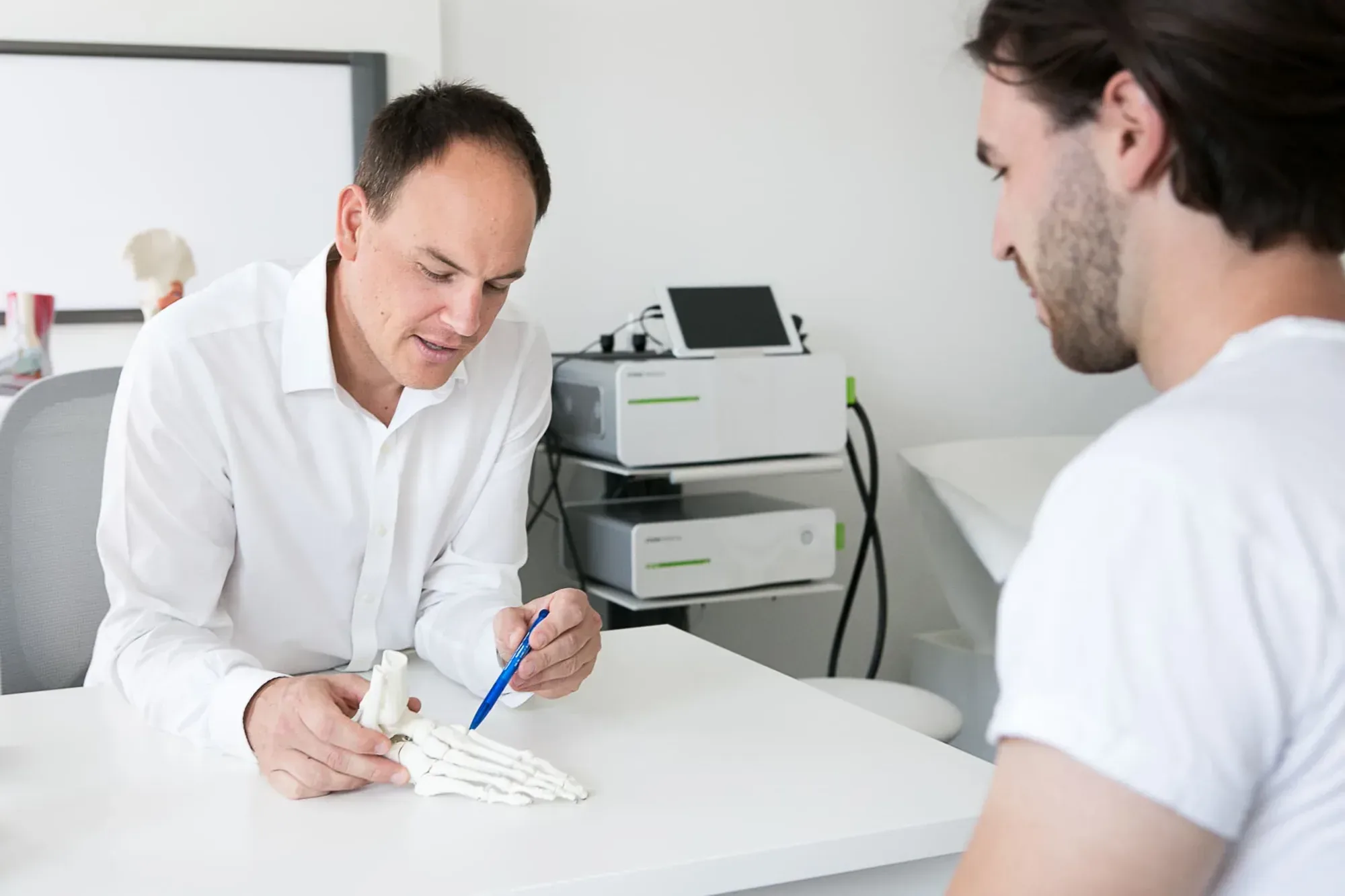 Beratungsgespräch in der Ordination anhand eines anatomischen Modells